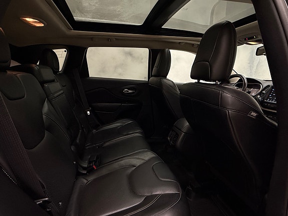 Jeep Cherokee 26 of 30