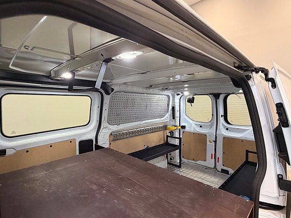 Ford Transit Custom 16 of 30