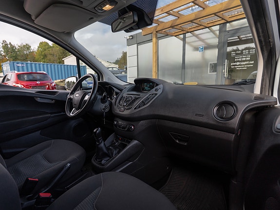 Ford Transit Courier 18 of 30