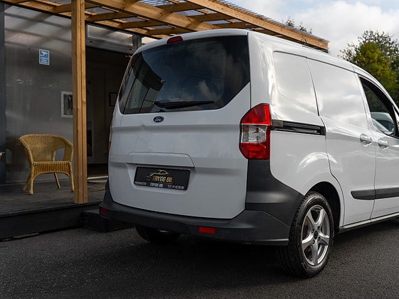 Ford Transit Courier 4 of 30