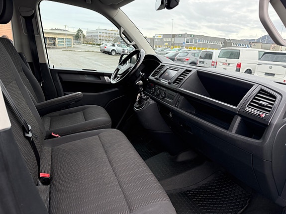 Volkswagen Caravelle 11 of 24