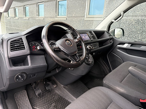 Volkswagen Caravelle 9 of 24