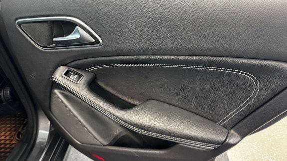 Mercedes-Benz CLA180 8 of 23