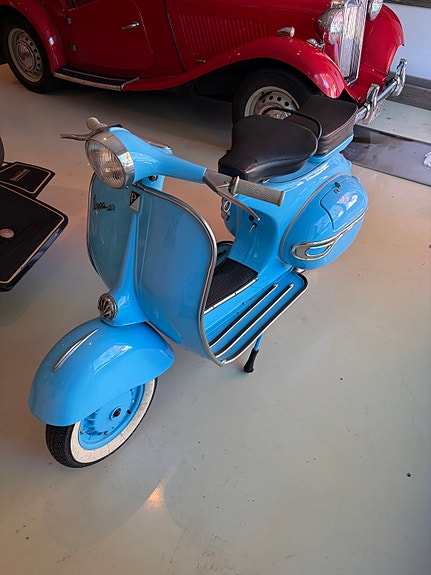 Vespa Scooter 8 of 9