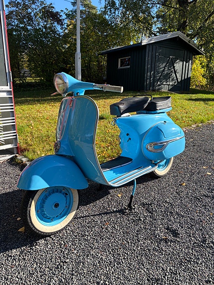 Vespa Scooter 3 of 9