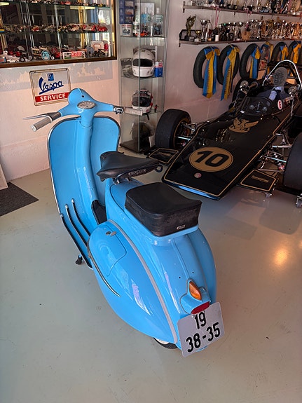 Vespa Scooter 9 of 9