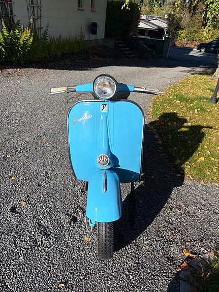Vespa Scooter 6 of 9