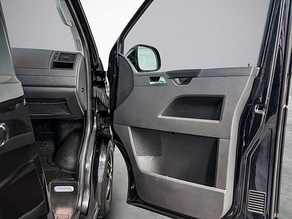 Volkswagen Caravelle 18 of 27