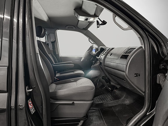 Volkswagen Caravelle 17 of 27