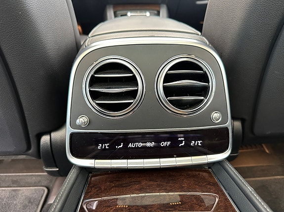 Mercedes-Benz S560 e 24 of 30