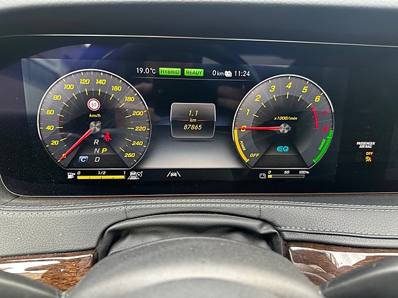 Mercedes-Benz S560 e 16 of 30
