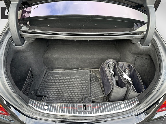 Mercedes-Benz S560 e 27 of 30