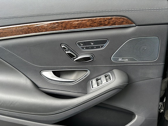 Mercedes-Benz S560 e 23 of 30