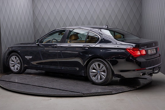 BMW 750i 9 of 30