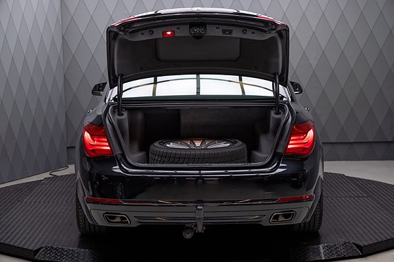 BMW 750i 11 of 30