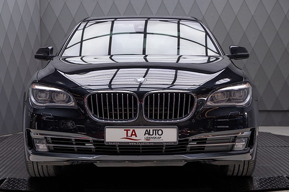 BMW 750i 4 of 30