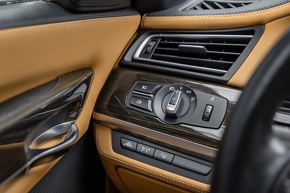 BMW 750i 22 of 30