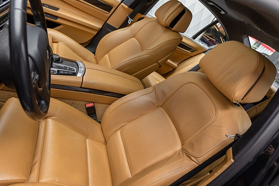 BMW 750i 18 of 30
