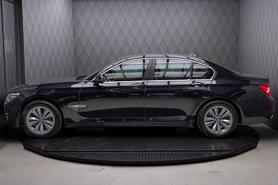 BMW 750i 10 of 30