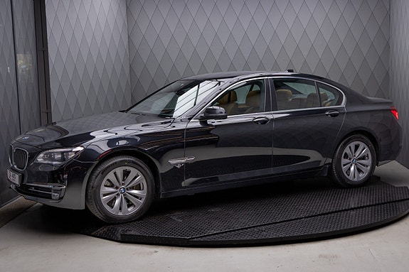 BMW 750i 2 of 30