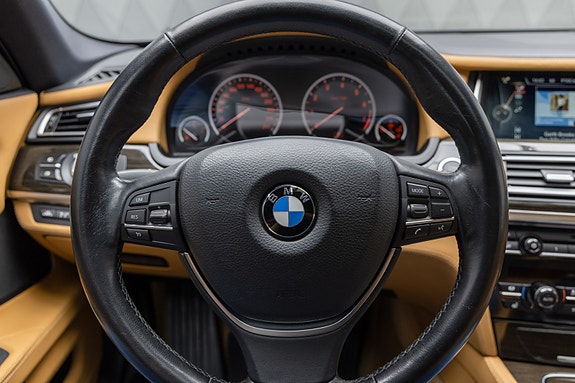 BMW 750i 23 of 30