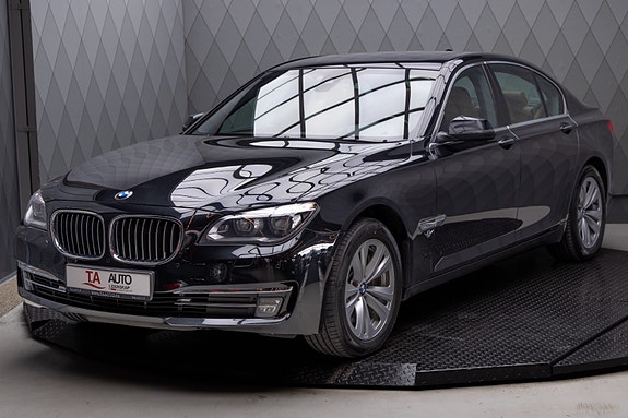 BMW 750i 3 of 30