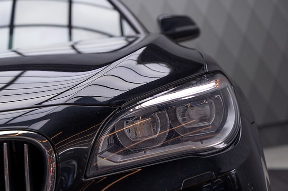 BMW 750i 5 of 30