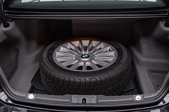 BMW 750i 12 of 30