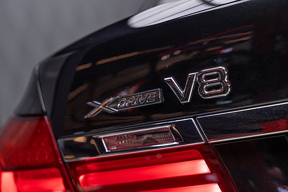 BMW 750i 7 of 30
