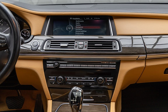 BMW 750i 27 of 30