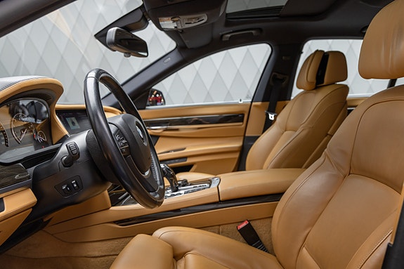 BMW 750i 21 of 30