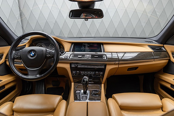 BMW 750i 17 of 30
