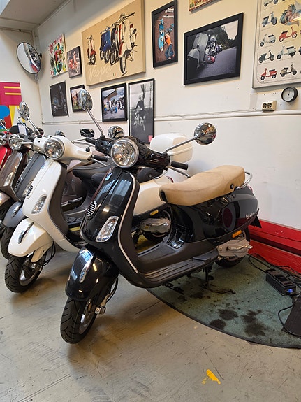 Vespa Primavera 50/LX 50 2 of 7