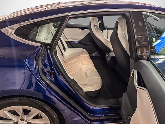 Tesla Model S 22 of 29