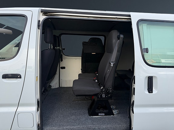 Toyota HiAce 13 of 24