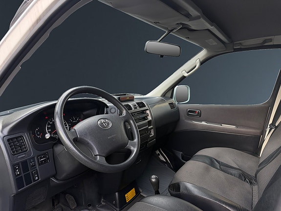 Toyota HiAce 9 of 24