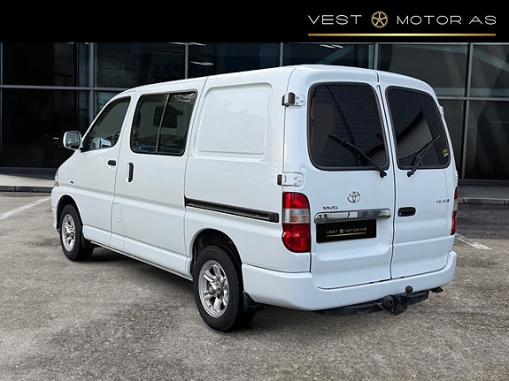Toyota HiAce 4 of 24