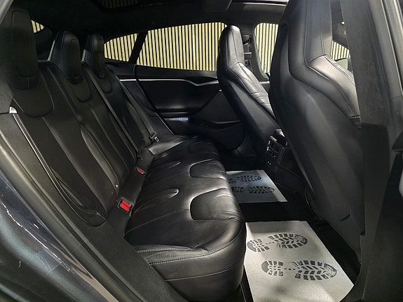 Tesla Model S 24 of 30