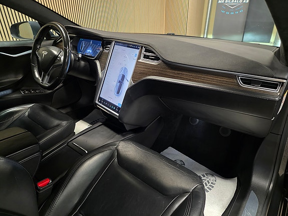 Tesla Model S 28 of 30