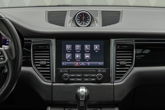 Porsche Macan 27 of 30
