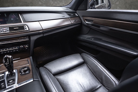 BMW 740d 27 of 30