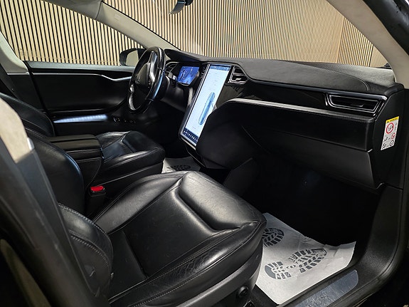 Tesla Model S 24 of 30