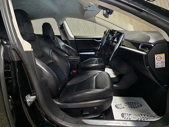 Tesla Model S 23 of 30