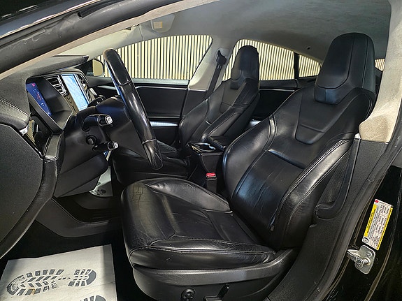 Tesla Model S 17 of 30