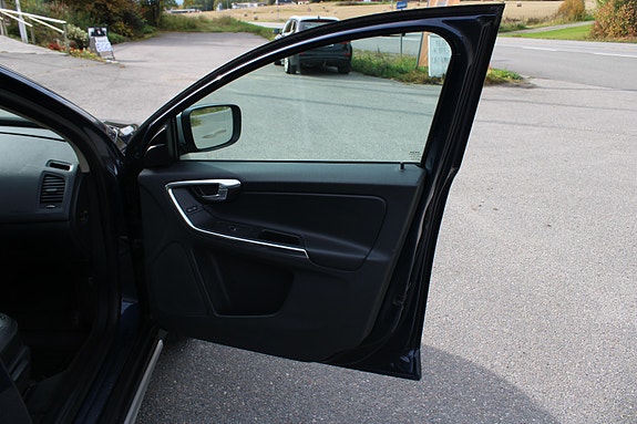 Volvo XC60 12 of 30