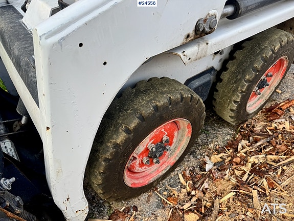 Bobcat S70 kompaktlaster med kost, skuffe og pallegafler 9 of 24