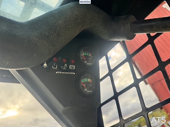 Bobcat S70 kompaktlaster med kost, skuffe og pallegafler 19 of 24