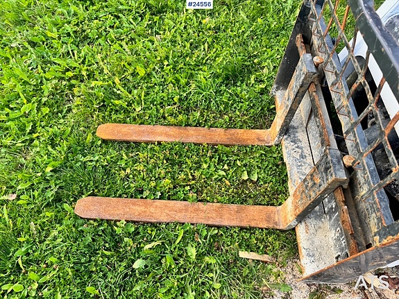 Bobcat S70 kompaktlaster med kost, skuffe og pallegafler 12 of 24