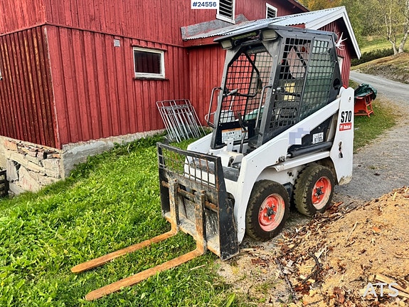 Bobcat S70 kompaktlaster med kost, skuffe og pallegafler 7 of 24