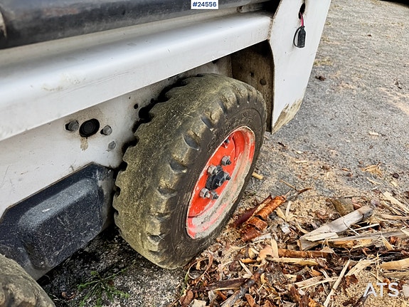 Bobcat S70 kompaktlaster med kost, skuffe og pallegafler 10 of 24